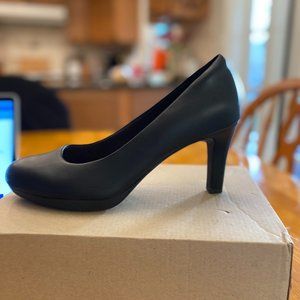 Clarks Adriel Viola Black Leather Heels Size 8W